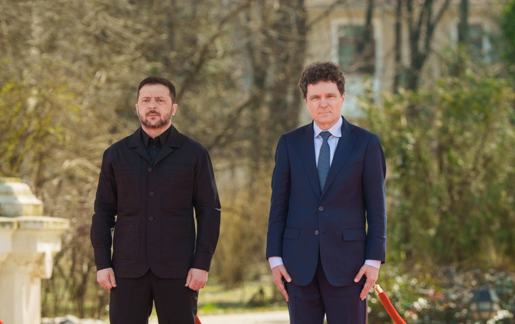 Zelenski, la București: Energie și noi puncte de trecere a frontierei pe agenda discuțiilor cu autoritățile române Președintele Ucrainei, Volodimir Zelenski, a efectuat joi o vizită oficială la București, unde s-a întâlnit cu omologul său român, Nicușor Dan, dar și cu alte oficialități
