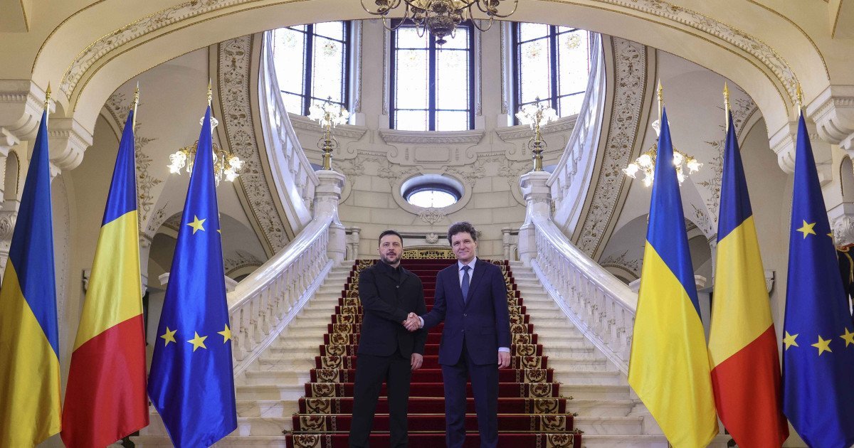 Zelenski, în vizită oficială la București: Parteneriat strategic și discuții despre războiul din Ucraina Președintele Ucrainei, Volodimir Zelenski, a sosit marți la București pentru o vizită oficială, unde s-a întâlnit cu președintele României, Nicușor Dan, și cu premierul Ilie Bolojan