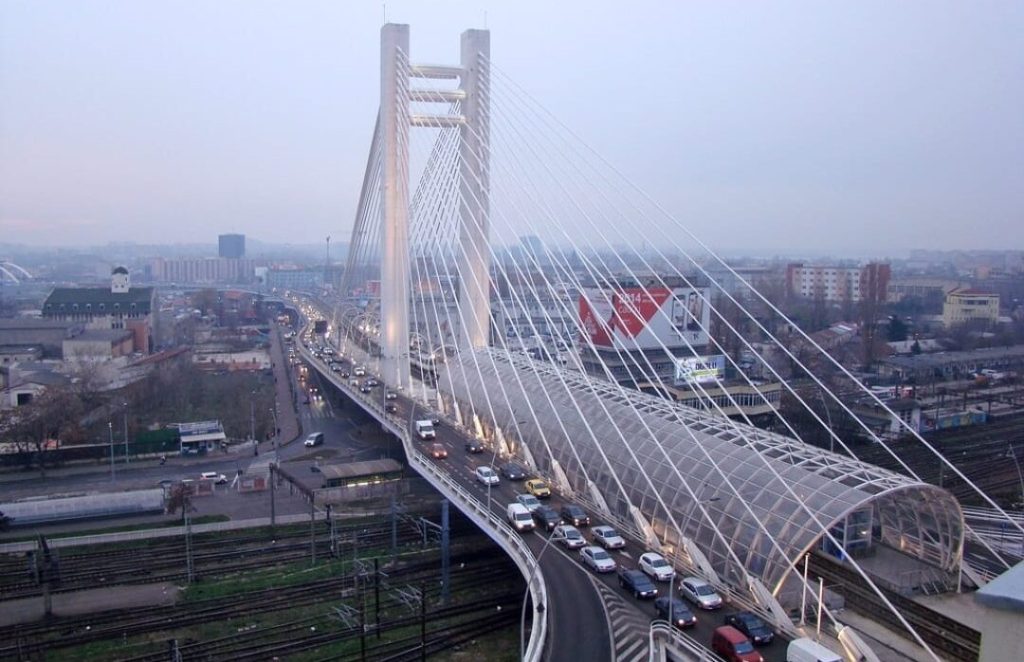 Petiție pentru reducerea zgomotului produs de traficul de pe Podul Basarab O petiție lansată de locuitorii din zona Podului Basarab solicită Primăriei Capitalei măsuri urgente pentru diminuarea zgomotului