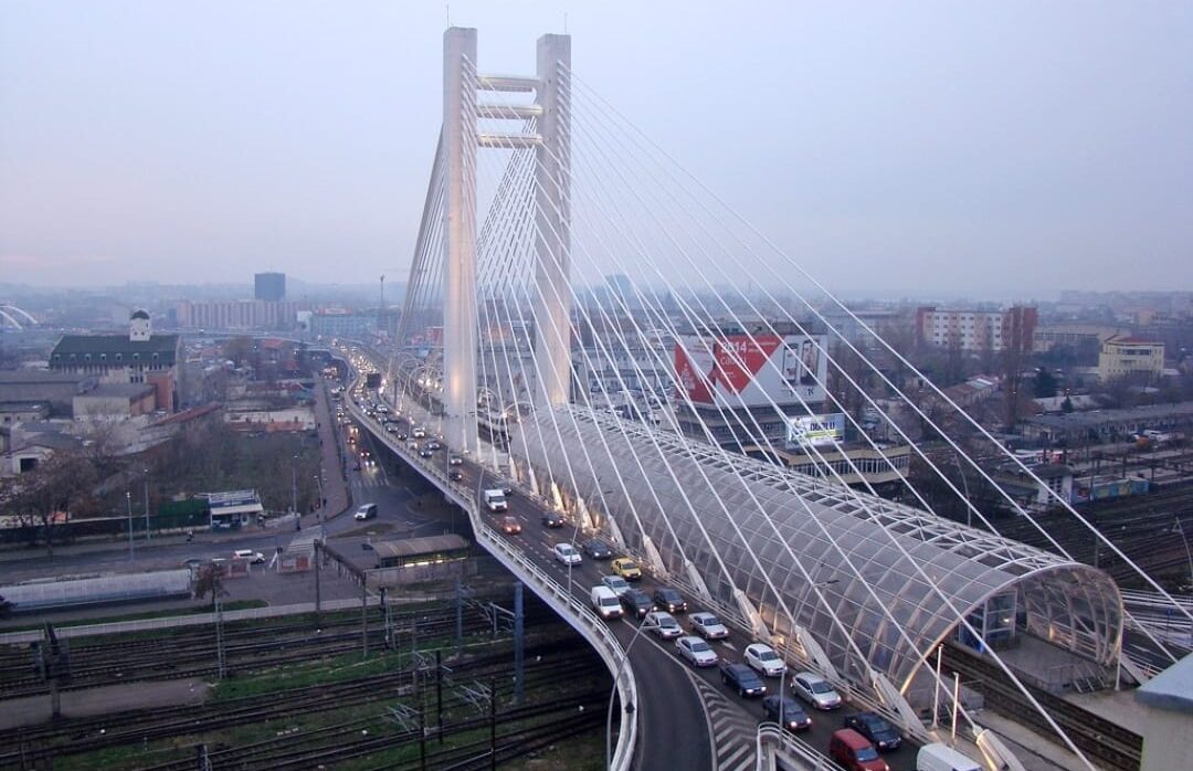 Petiție pentru reducerea zgomotului produs de traficul de pe Podul Basarab O petiție lansată de locuitorii din zona Podului Basarab solicită Primăriei Capitalei măsuri urgente pentru diminuarea zgomotului