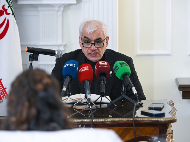 Iranul anunță o descoperire majoră în domeniul petrolului Teheranul a făcut public anunțul unei descoperiri semnificative de petrol, despre care oficialii iranieni spun că ar putea schimba dinamica resurselor de hidrocarburi din regiune