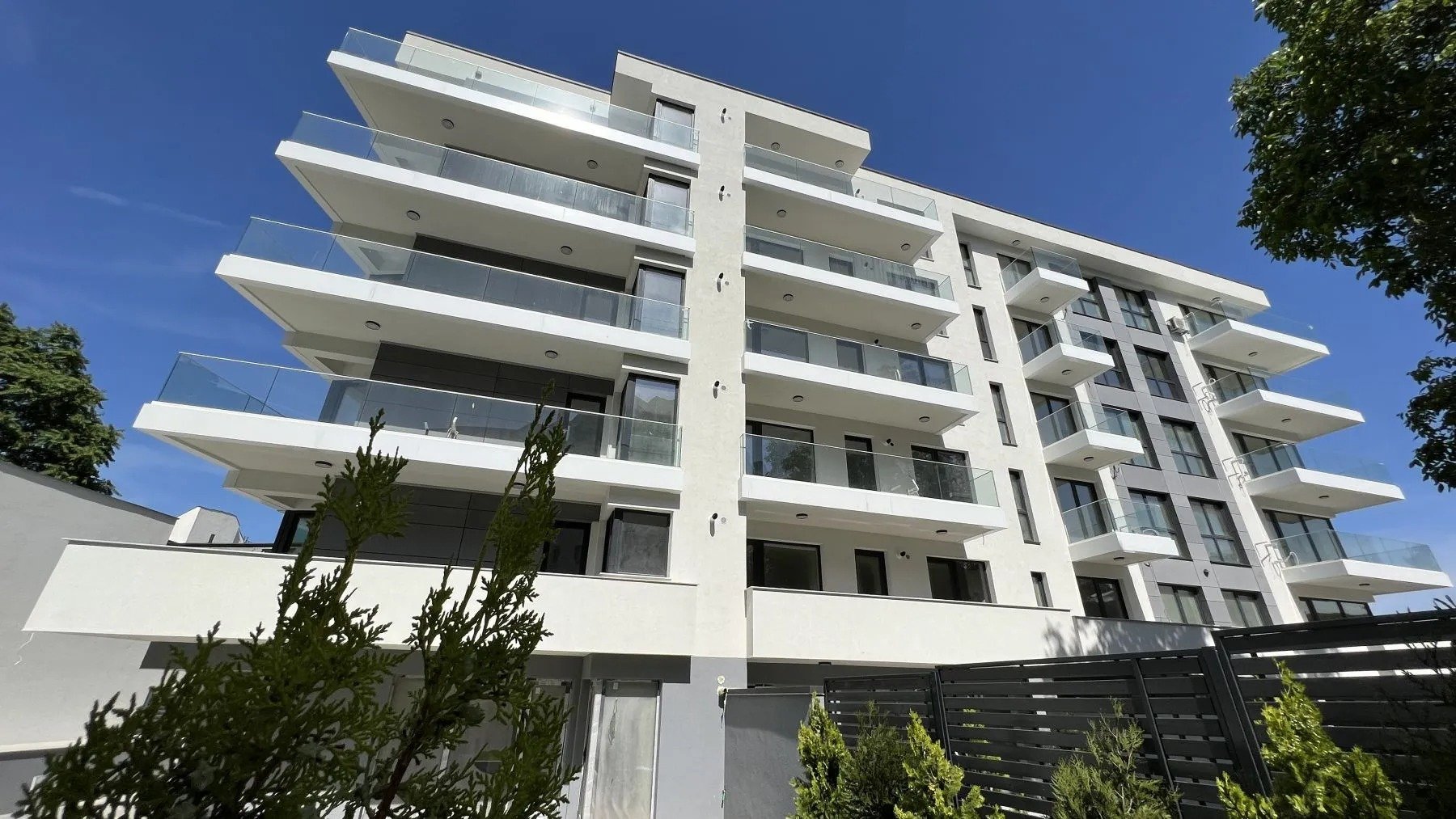 Ce influențează prețul unui apartament? Zeci de factori, de la materiale la numărul de locuințe Diferențele de preț dintre apartamentele dintr-o aceeași zonă pot fi semnificative, iar factorii care le determină sunt numeroși și complecși