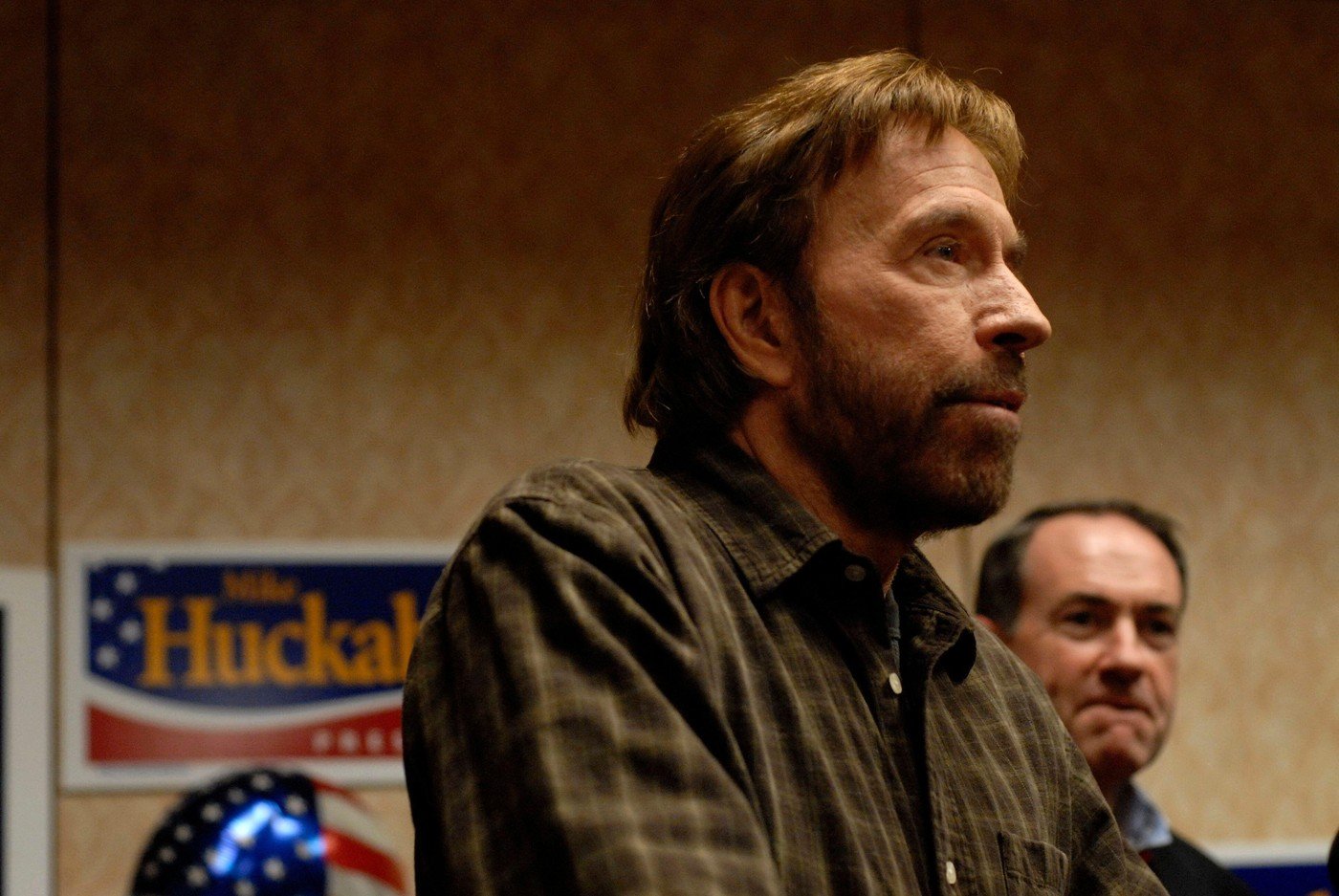 Chuck Norris, de la star de acțiune la fenomen online: o incursiune în cultura meme-urilor Chuck Norris, celebrul actor cunoscut pentru rolurile sale în filme de acțiune, a depășit barierele cinematografiei, devenind un simbol inconfundabil al culturii online