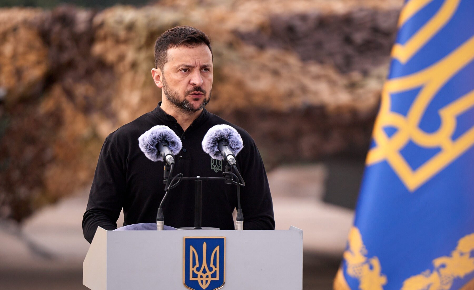 Încrederea ucrainenilor în Zelenski crește semnificativ, potrivit unui sondaj recent Încrederea ucrainenilor în președintele Volodimir Zelenski a crescut cu aproape 10 procente într-o singură lună, arată un sondaj realizat de Institutul Internațional de Sociologie din Kiev