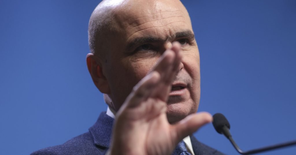 Bolojan anunță reguli noi privind cumulul pensiei cu salariul la stat: Renunțare obligatorie la o parte din pensie pentru cei cu pensii speciale Premierul Ilie Bolojan a anunțat că săptămâna viitoare va fi supus dezbaterii în cadrul Executivului proiectul de lege privind reglementarea cumulului pensiei cu salariul în sistemul public