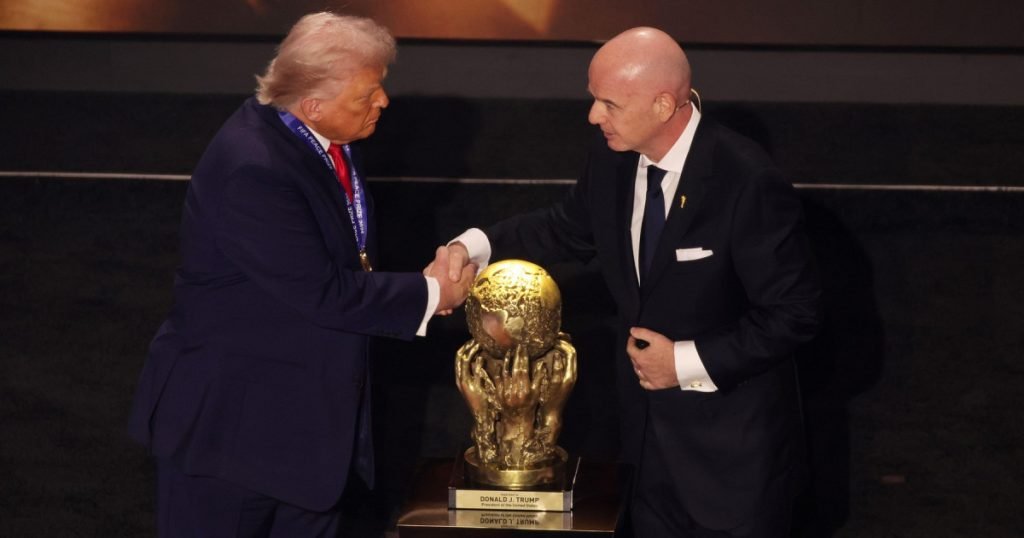 Iranul, așteptat la Cupa Mondială din SUA: Trump asigură participarea, în ciuda tensiunilor FIFA a primit asigurări din partea lui Donald Trump că echipa națională de fotbal a Iranului va putea participa la Cupa Mondială din 2026, găzduită de Statele Unite