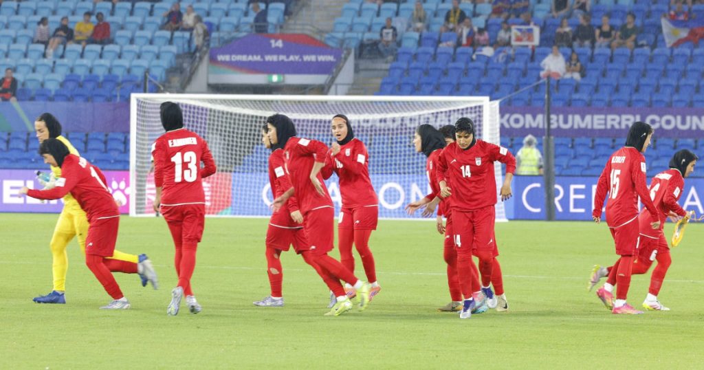 Australia acordă azil jucătoarelor iraniene de fotbal care au fugit de persecuție Canberra a răspuns pozitiv solicitării de azil a cinci sportive iraniene, membre ale echipei naționale de fotbal feminin