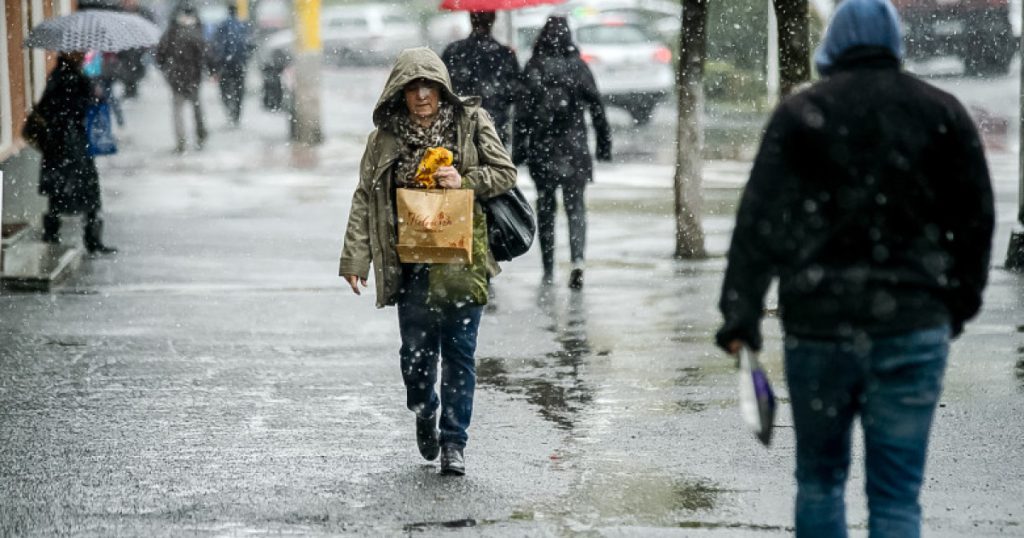 ANM avertizează: Vremea se strică, cu ploi, vânt puternic și ninsori în zonele montane Administrația Națională de Meteorologie (ANM) a emis o informare meteorologică valabilă de joi, ora 12:00, până luni, ora 10:00, cu privire la intensificări ale vântului, ploi moderate cantitativ și ninsori la munte