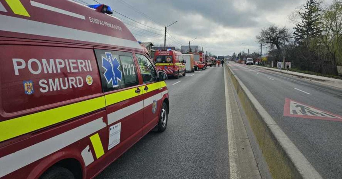 Accident grav în Dâmbovița: Microbuz școlar și autocamion, implicate; copii răniți Un accident rutier grav a avut loc vineri dimineață în județul Dâmbovița, implicând un microbuz școlar și un autocamion