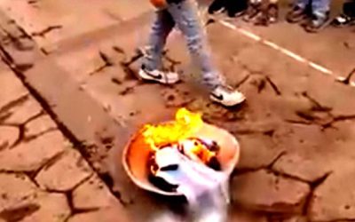 Iranul, în „război” cu Lionel Messi: Proteste virale și tensiuni aprinse Imagini din Iran cu oameni care calcă în picioare bannere cu chipul lui Lionel Messi au devenit virale pe rețelele de socializare, stârnind controverse și amplificând tensiunile existente