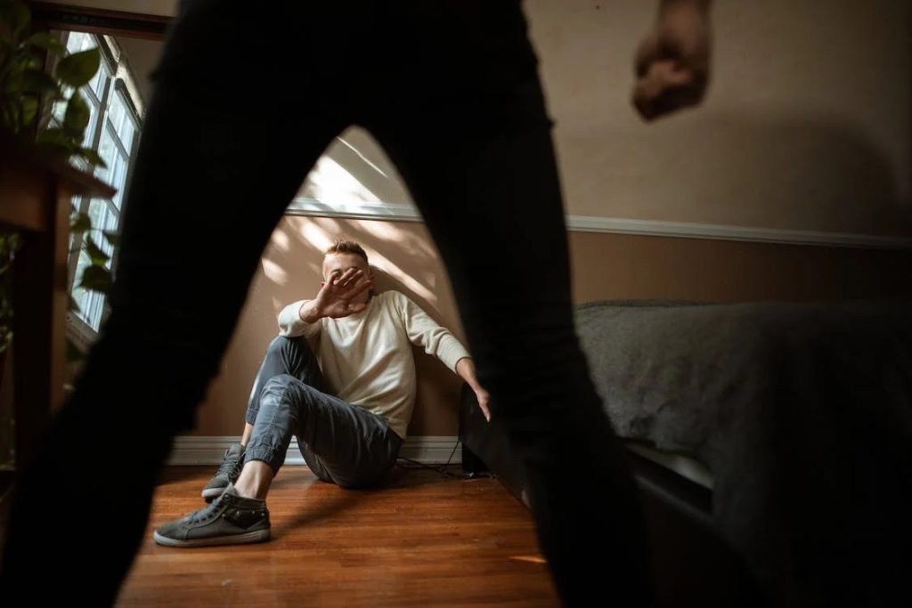 Lege promulgată: Agresorii sexuali, interziși în contact cu copii și vârstnici O nouă lege, inițiată de senatorul USR Ștefan Pălărie, a fost promulgată și intră în vigoare, stabilind restricții clare pentru agresorii sexuali condamnați