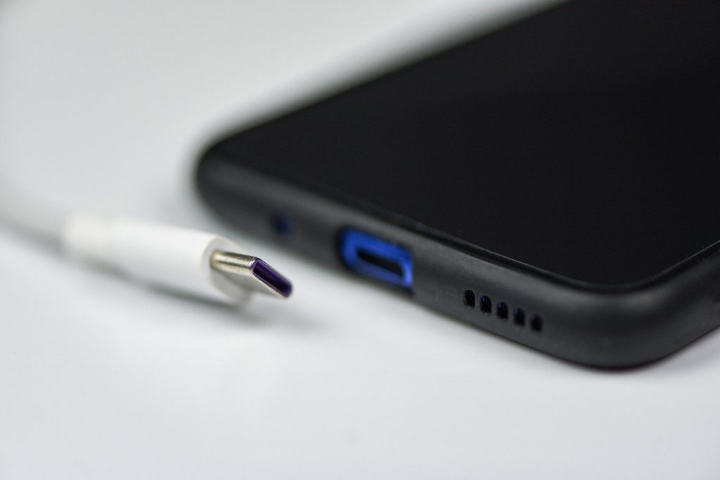 Telefonul mobil, mai mult decât un dispozitiv: accesorii utile conectate prin USB-C În era digitală, telefoanele mobile au evoluat din simple aparate de comunicare în centre neuragice ale vieții noastre