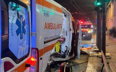 Ministrul Sănătății: „Nu pot lăsa ambulanțele în garaj, nu se compară cu mașinile personale” Ministrul Sănătății, Alexandru Rogobete, a respins ferm sugestiile ca ambulanțele să fie garate în contextul unei posibile crize de combustibil, argumentând că această situație nu este comparabilă cu reținerea autoturismelor personale