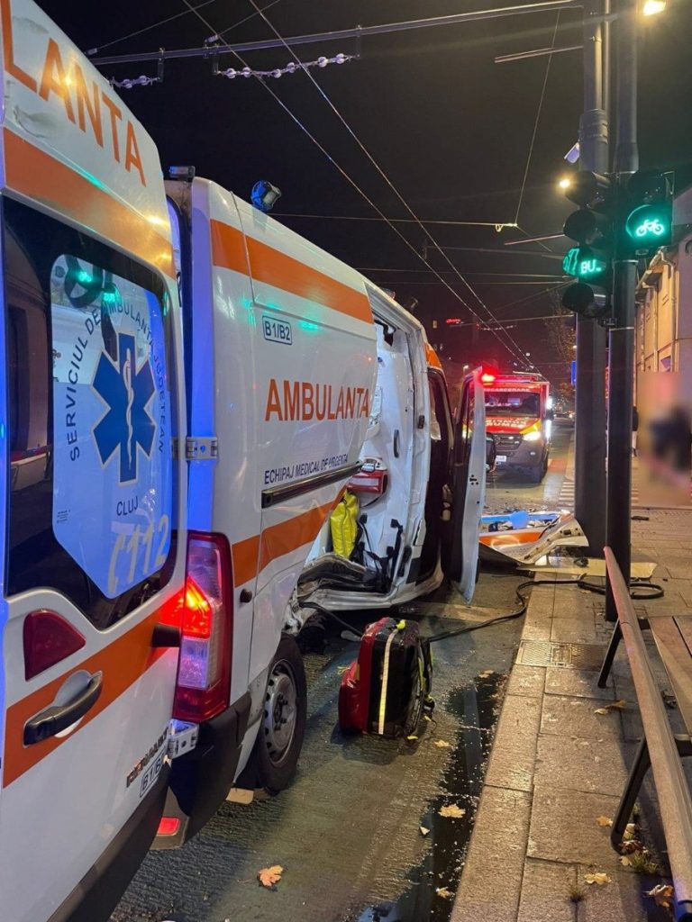 Ministrul Sănătății: „Nu pot lăsa ambulanțele în garaj, nu se compară cu mașinile personale” Ministrul Sănătății, Alexandru Rogobete, a respins ferm sugestiile ca ambulanțele să fie garate în contextul unei posibile crize de combustibil, argumentând că această situație nu este comparabilă cu reținerea autoturismelor personale