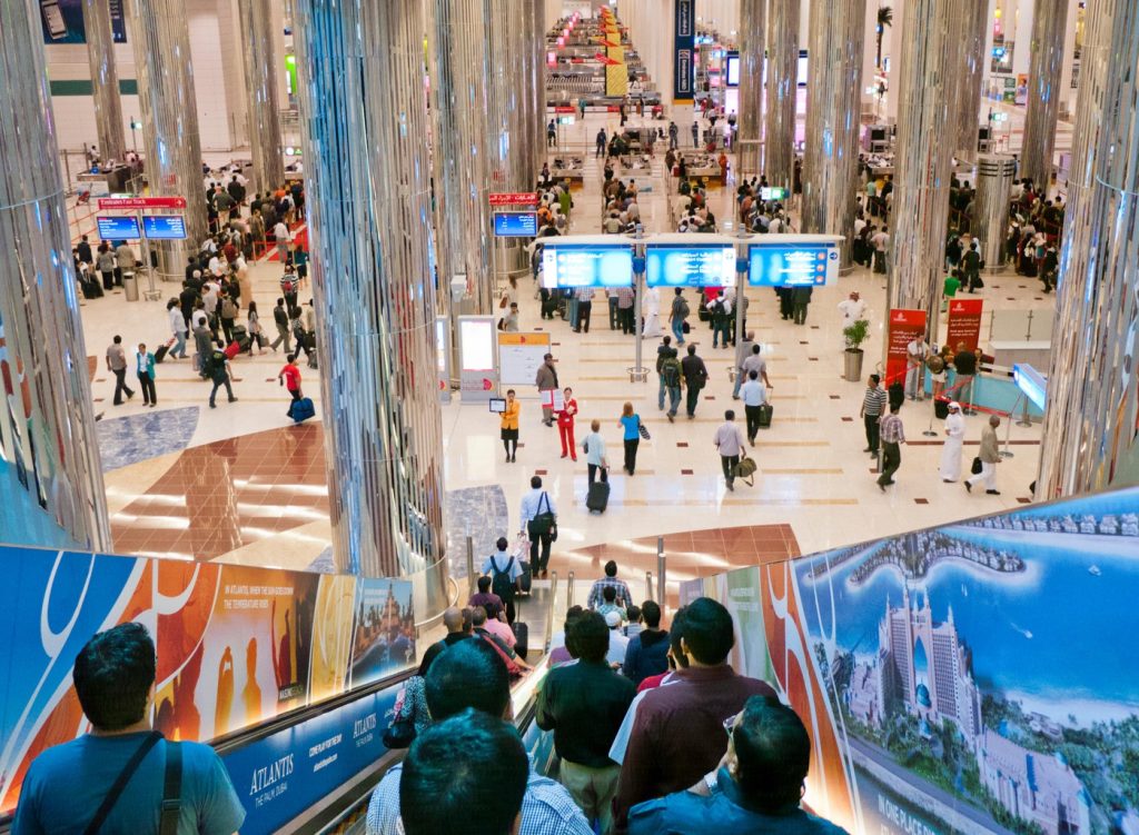 Stresul călătoriilor: Cum ne afectează emoțional situațiile neprevăzute Situațiile neașteptate, cum ar fi întârzierile sau anulările zborurilor, pot genera un nivel crescut de stres pentru călători, afectând atât adulții, cât și copiii