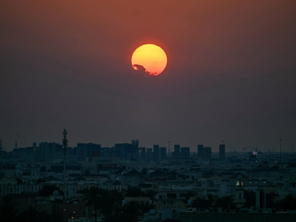 Qatarul doboară avioane iraniene într-o escaladare dramatică a tensiunilor în Orientul Mijlociu Doha, Qatar – Forțele aeriene din Qatar au raportat că au doborât două avioane de luptă iraniene, marcând o escaladare semnificativă a conflictului în urma atacurilor SUA și israeliene asupra Iranului