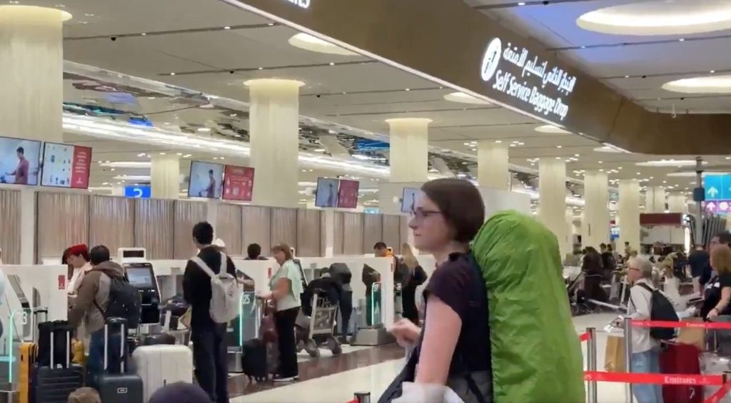 Americani blocați în Emirate, critici dure la adresa guvernului Zeci de cetățeni americani se confruntă cu dificultăți majore în Emiratele Arabe Unite, după ce zborurile au fost anulate din cauza escaladării conflictului cu Iranul