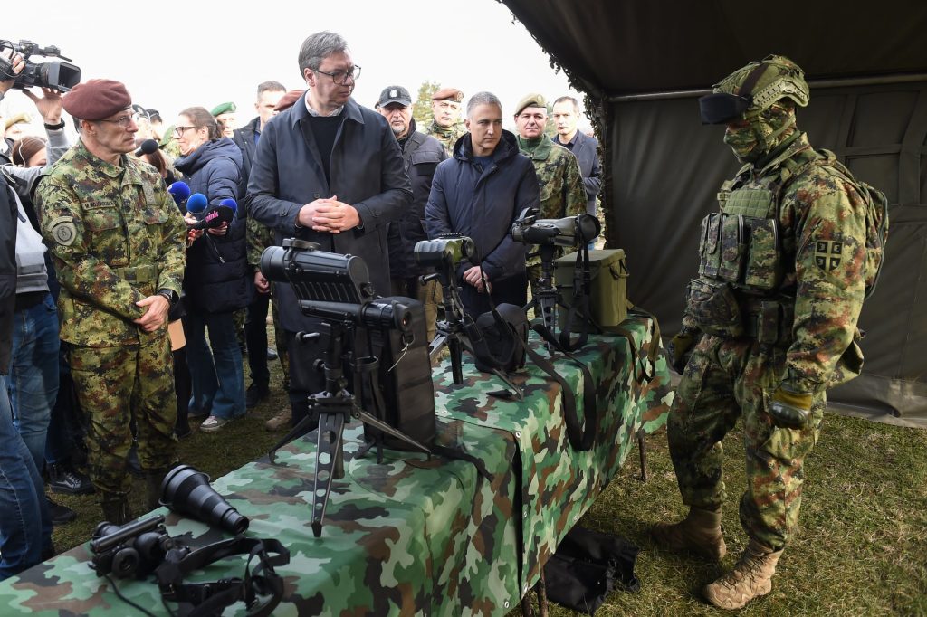 Serbia se teme de o posibilă acțiune militară dinspre vecini Președintele Serbiei, Aleksandar Vucic, a declarat joi că țara sa monitorizează cu atenție cooperarea militară dintre Croația, Albania și Kosovo, sugerând că se pregătește pentru un posibil atac