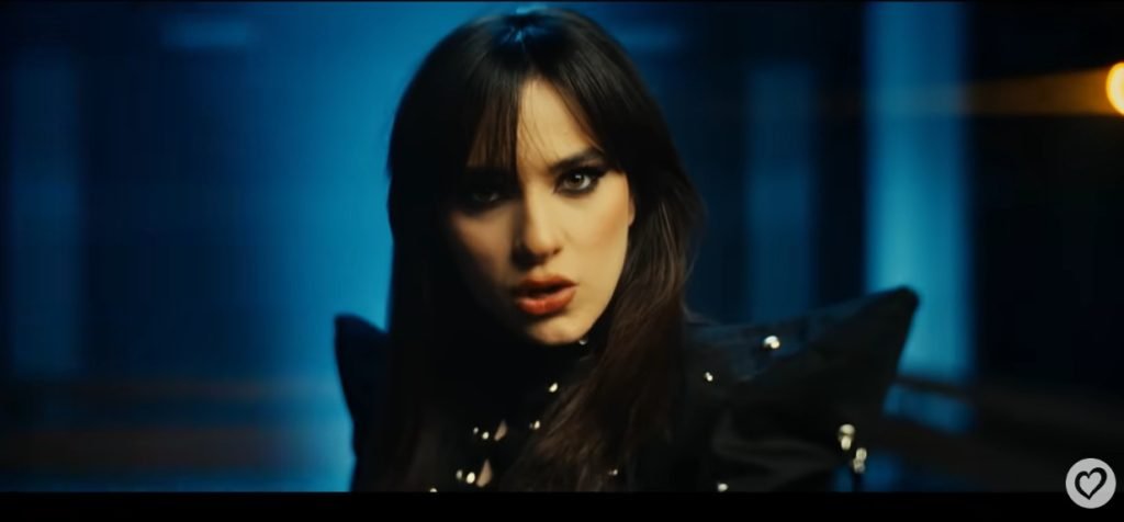 „Choke Me”, piesa României la Eurovision, criticată pentru referințele la strangulare Piesa „Choke Me”, desemnată să reprezinte România la Eurovision, a stârnit controverse majore, fiind catalogată drept „periculoasă” și „iresponsabilă”