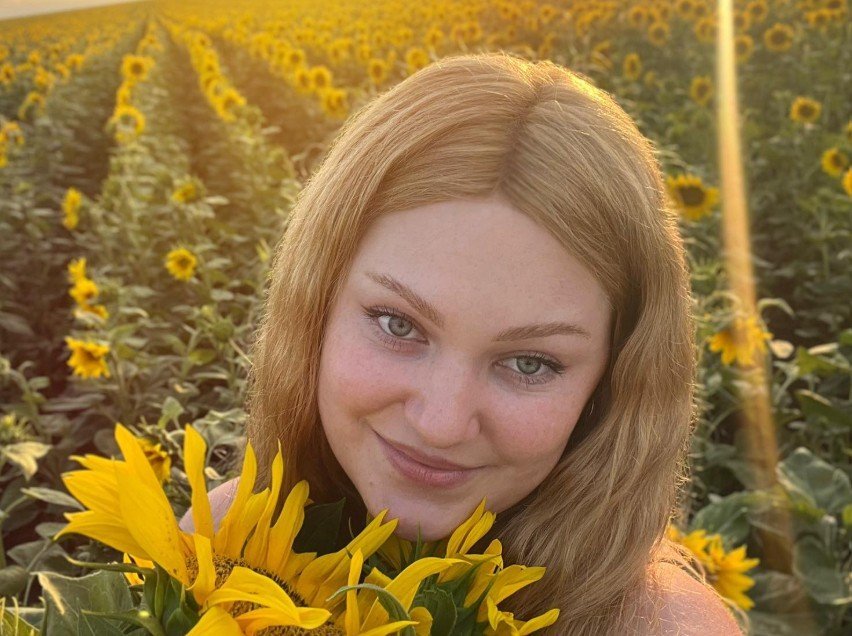 Andreea Anița, tânăra care a mobilizat România, a pierdut lupta cu cancerul Andreea Anița, tânăra de 27 de ani din Fălticeni, cunoscută pentru lupta sa de 11 ani cu cancerul, a murit