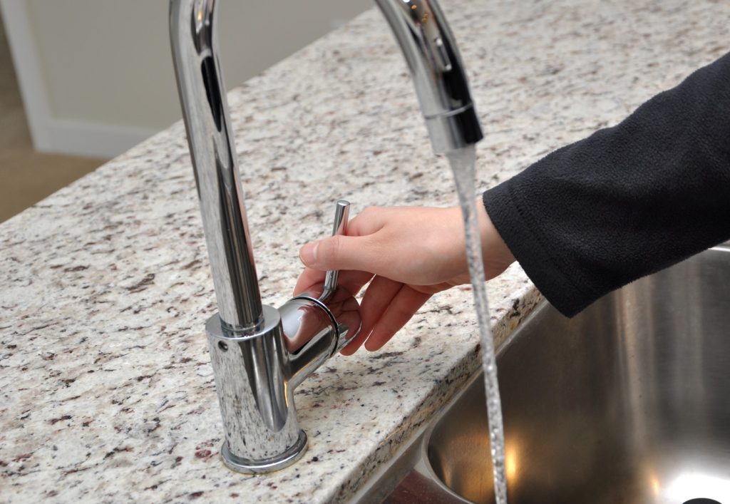 Întreruperi de apă programate în sectoarele 1 și 6 din București Mai multe zone din Capitală se vor confrunta cu întreruperi în furnizarea apei potabile în perioada următoare, ca urmare a unor lucrări de mentenanță și reparații la rețeaua de distribuție