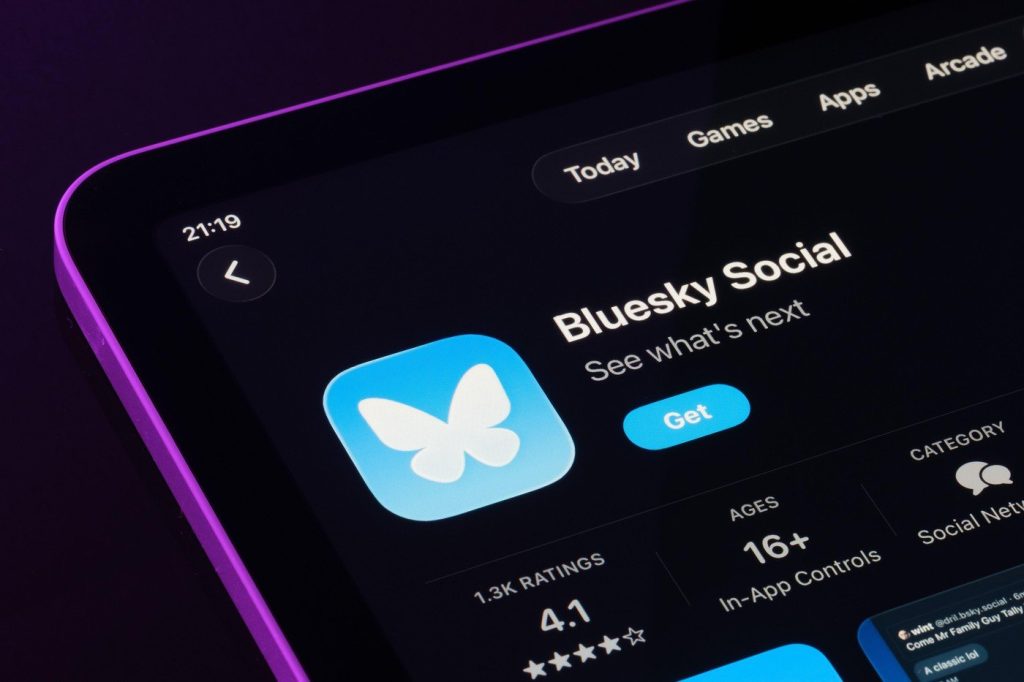 Bluesky lansează Attie, aplicația de inteligență artificială care personalizează feed-ul fără cunoștințe de programare O nouă aplicație, dezvoltată de platforma de socializare Bluesky, promite să revoluționeze modul în care utilizatorii interacționează cu conținutul online