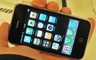 Apple aniversează 50 de ani de inovație: De la revoluția calculatoarelor personale la era smartphone-urilor Compania Apple, un nume emblematic în industria tehnologică, aniversează 50 de ani de existență, o perioadă marcată de inovații care au transformat fundamental modul în care interacționăm cu tehnologia