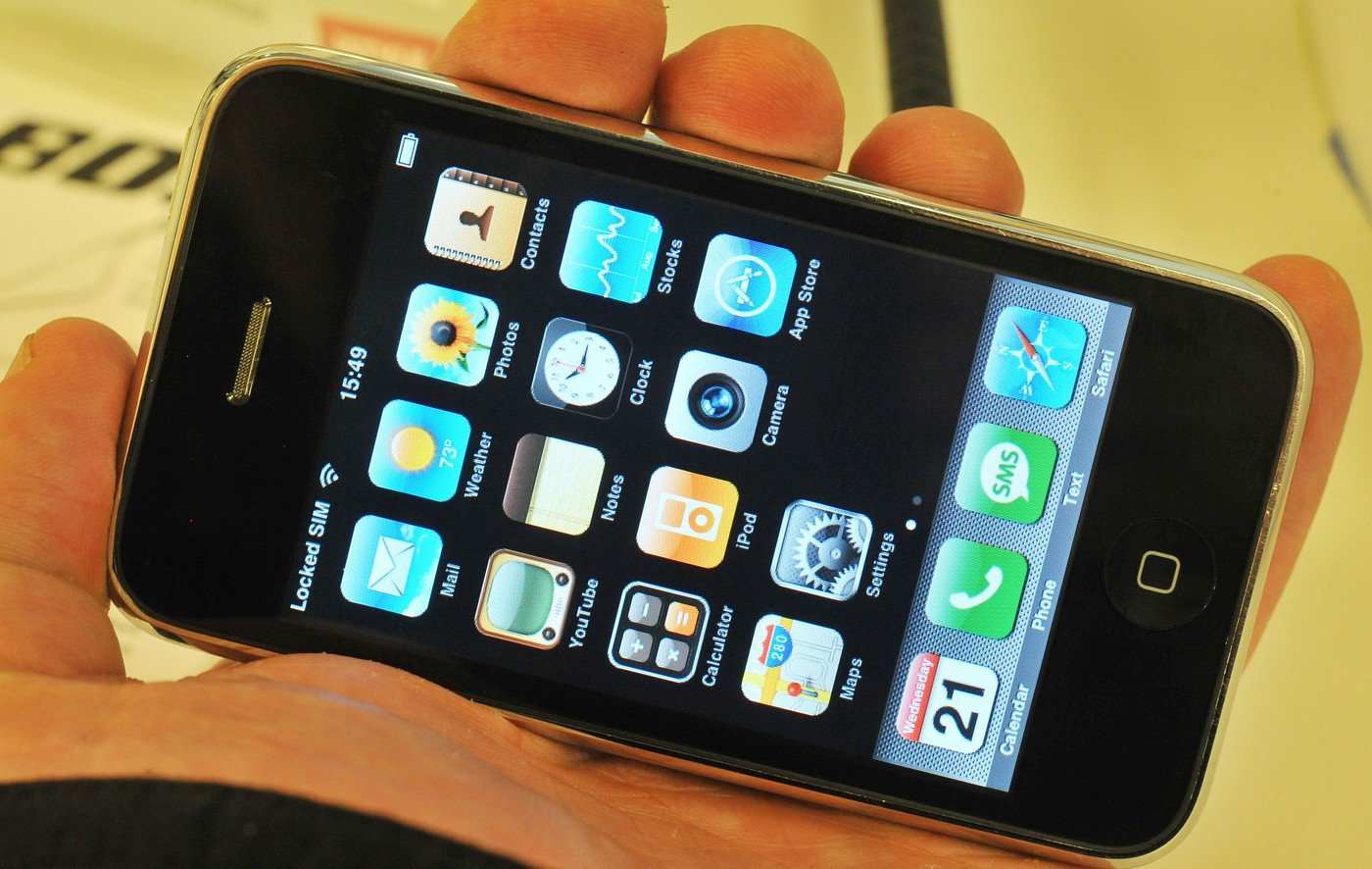 Apple aniversează 50 de ani de inovație: De la revoluția calculatoarelor personale la era smartphone-urilor Compania Apple, un nume emblematic în industria tehnologică, aniversează 50 de ani de existență, o perioadă marcată de inovații care au transformat fundamental modul în care interacționăm cu tehnologia