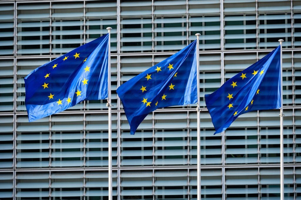 Atac cibernetic major la Comisia Europeană: Date sensibile, inclusiv documente confidențiale, compromise Un atac informatic major a afectat recent Comisia Europeană, expunând o cantitate semnificativă de date sensibile, inclusiv baze de date, documente confidențiale și informații din serverele de email