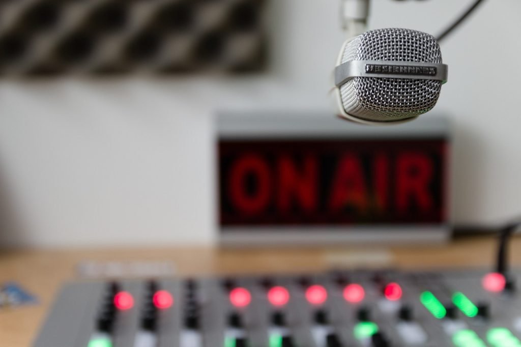 CBS își închide serviciul de știri radio după aproape un secol de activitate Grupul CBS a decis să închidă serviciul său de știri radio, care furniza buletine informative către sute de posturi de radio din Statele Unite