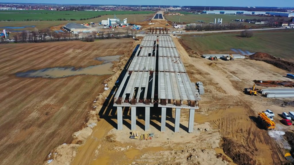 Autostrada A0: Termenul de finalizare a unui tronson, amânat Tronsonul din autostrada A0 care leagă autostrada A1 de DN1 nu va fi finalizat în luna mai, așa cum era planificat inițial, potrivit informațiilor furnizate de Asociația Pro Infrastructură