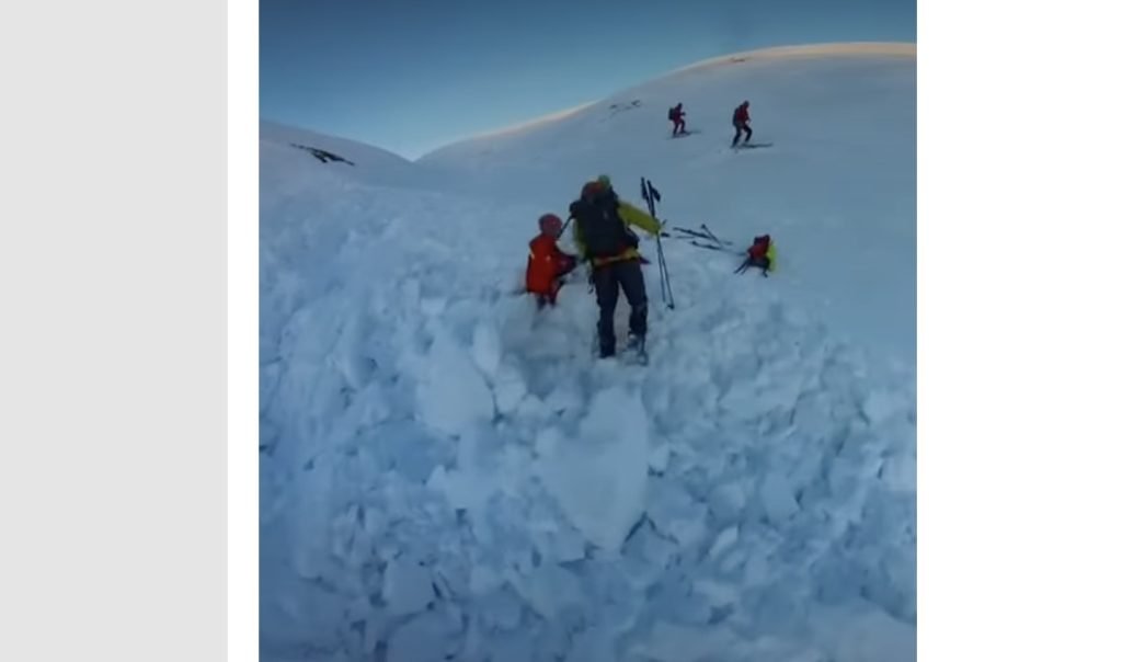 Momentul dramatic al unei avalanșe în Bucegi, surprins de o cameră video O avalanșă care s-a produs recent în Masivul Bucegi a fost înregistrată cu o cameră Insta360, imaginile dramatice arătând momentul în care două persoane au fost surprinse de masa de zăpadă