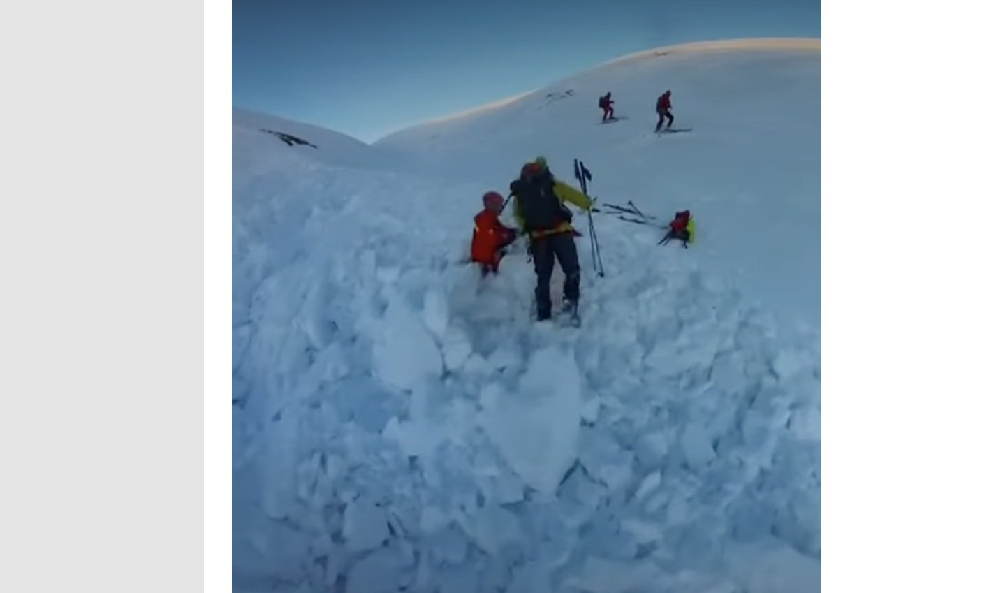 Momentul dramatic al unei avalanșe în Bucegi, surprins de o cameră video O avalanșă care s-a produs recent în Masivul Bucegi a fost înregistrată cu o cameră Insta360, imaginile dramatice arătând momentul în care două persoane au fost surprinse de masa de zăpadă