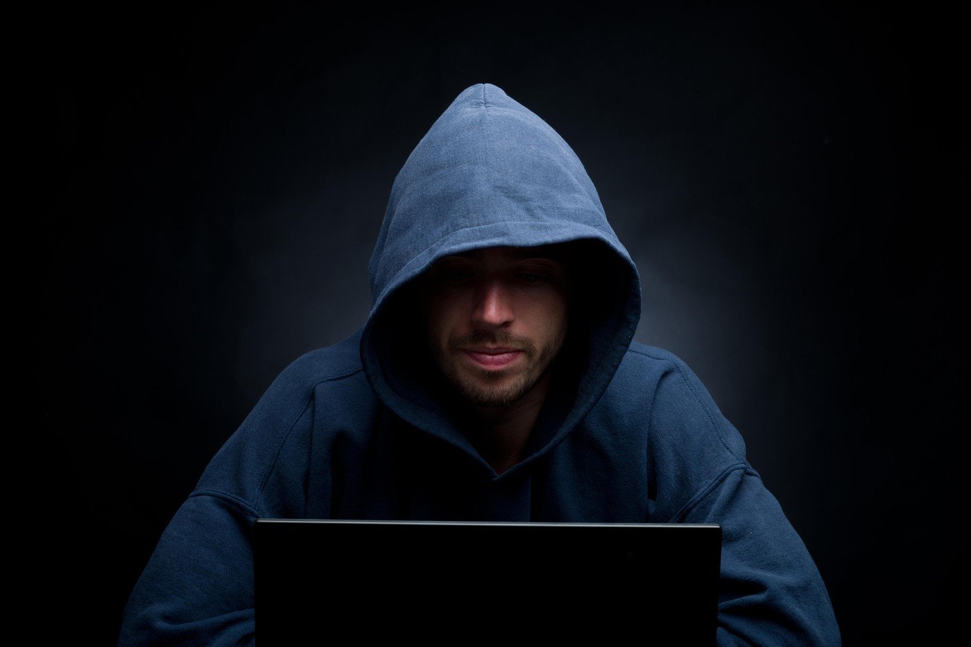 Atenție la fraudele online: scheme de phishing și apeluri false care vizează conturile bancare Românii sunt vizați de noi tentative de fraudă online, care folosesc tactici de inginerie socială pentru a fura date personale și bani