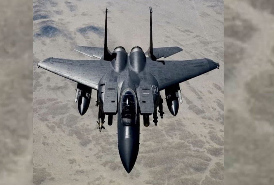 Avion de vânătoare F-15 prăbușit în Kuweit: Imagini surprinse de martori Un avion de vânătoare F-15 al forțelor armate americane s-a prăbușit în Kuweit, în apropierea unei baze militare a Statelor Unite, potrivit unor informații apărute în mediul online
