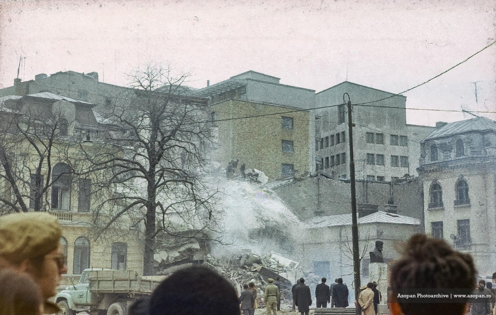 Alerte de cutremur pe ecranele din București: Primăria, ISU și o firmă privată, un parteneriat pentru informare Un proiect de hotărâre inițiat de consilierii generali ai Capitalei prevede încheierea unui parteneriat între Primăria Municipiului București, Inspectoratul pentru Situații de Urgență București-Ilfov (ISU B-IF), Direcția Generală de Poliție a Municipiului București (DGPMB), Institutul Național de Cercetare-Dezvoltare pentru Fizica Pământului (INCDFP) și o companie privată