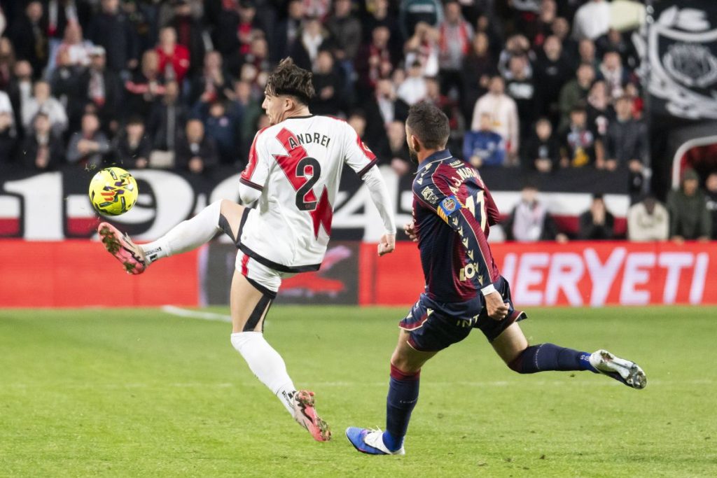Rayo Vallecano, echipa lui Rațiu, smulge un egal controversat cu Levante Rayo Vallecano, formația la care evoluează fundașul român Andrei Rațiu, a încheiat la egalitate, scor 1-1, partida disputată în La Liga împotriva celor de la Levante