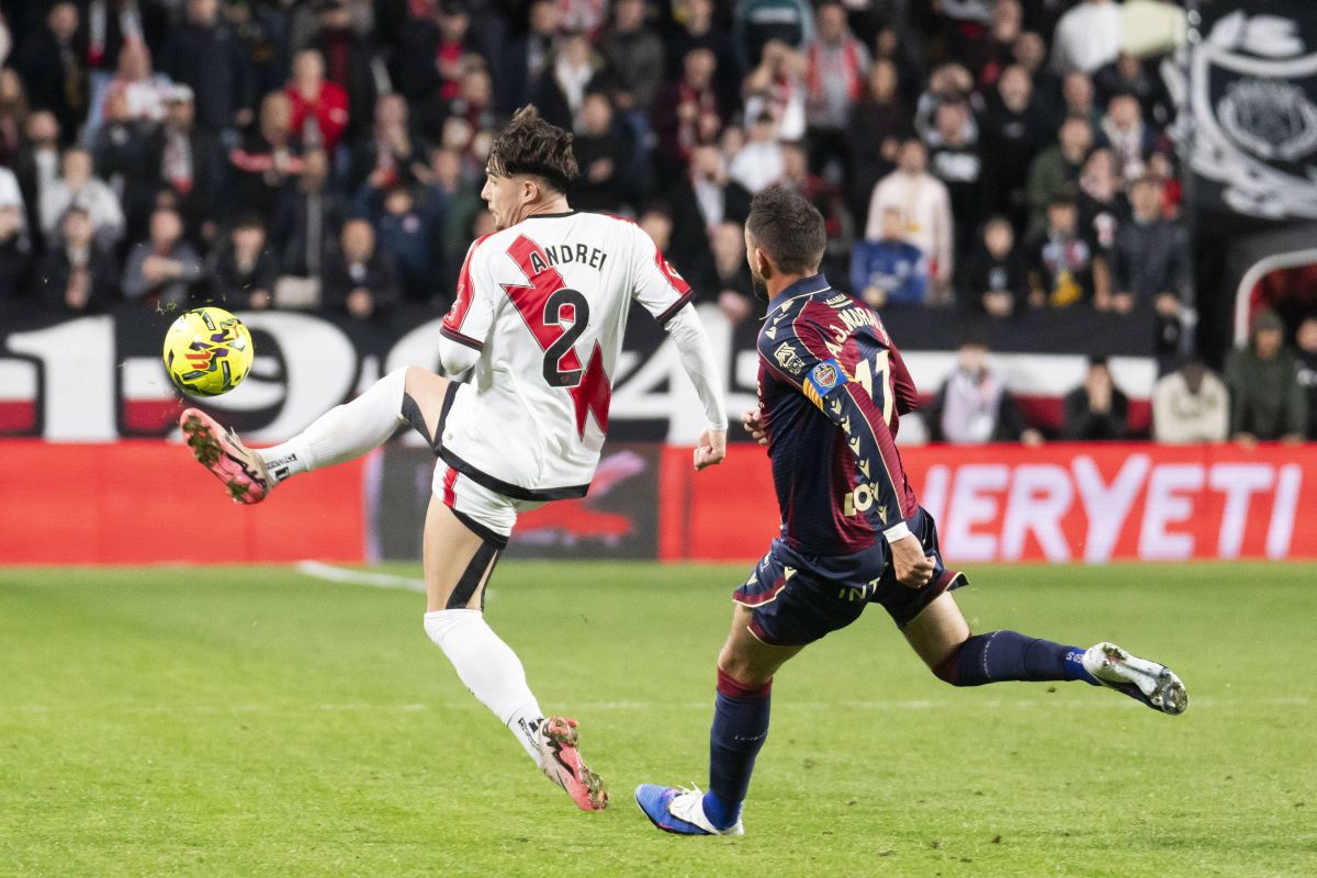 Rayo Vallecano, echipa lui Rațiu, smulge un egal controversat cu Levante Rayo Vallecano, formația la care evoluează fundașul român Andrei Rațiu, a încheiat la egalitate, scor 1-1, partida disputată în La Liga împotriva celor de la Levante