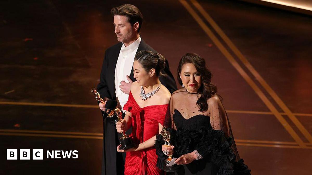 Succesul fulminant al filmului „F1”: nominalizat la Oscar și filmat pe circuitul de la Silverstone Filmul „F1”, cu Brad Pitt și Damson Idris în rolurile principale, a fost nominalizat la patru categorii ale premiilor Oscar, inclusiv pentru „Cel mai bun film”