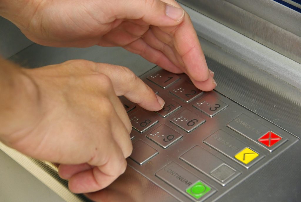 Atenție la bancomat: Cum să te ferești de fraude prin detectarea tastelor suspecte Un detaliu aparent minor, precum lipsa unei denivelări pe tasta „5” a bancomatului, poate fi un indiciu important al unei tentative de fraudă