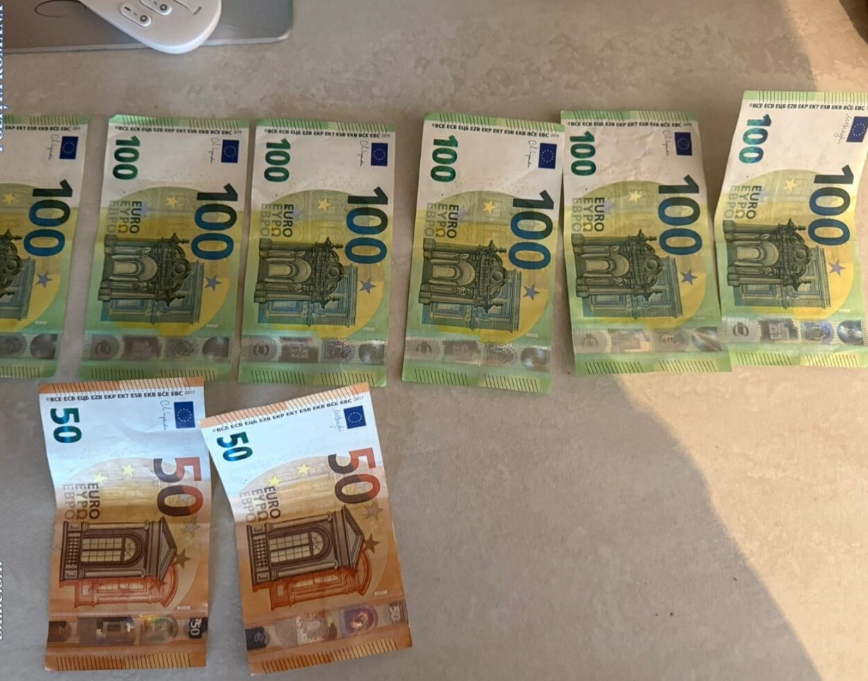 Suceveanul prins cu tipografia de falsificat euro, judecat și pentru un jaf armat spectaculos Valentin Juravle, suceveanul reținut marți de procurorii DIICOT pentru tipărirea de bancnote euro false, se confruntă cu probleme legale multiple