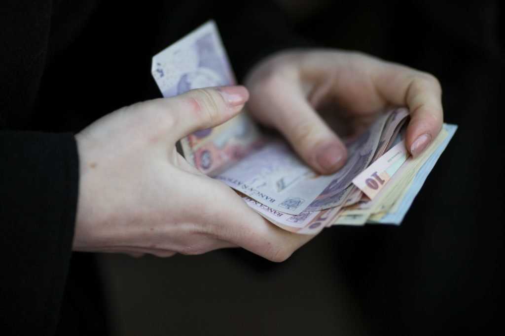 Decuplarea salariilor bugetarilor de salariul minim: O schimbare majoră în legea salarizării București – Ministrul Muncii, Florin Manole, a anunțat progrese semnificative în discuțiile guvernamentale privind noua lege a salarizării, un jalon crucial pentru Planul Național de Redresare și Reziliență (PNRR)