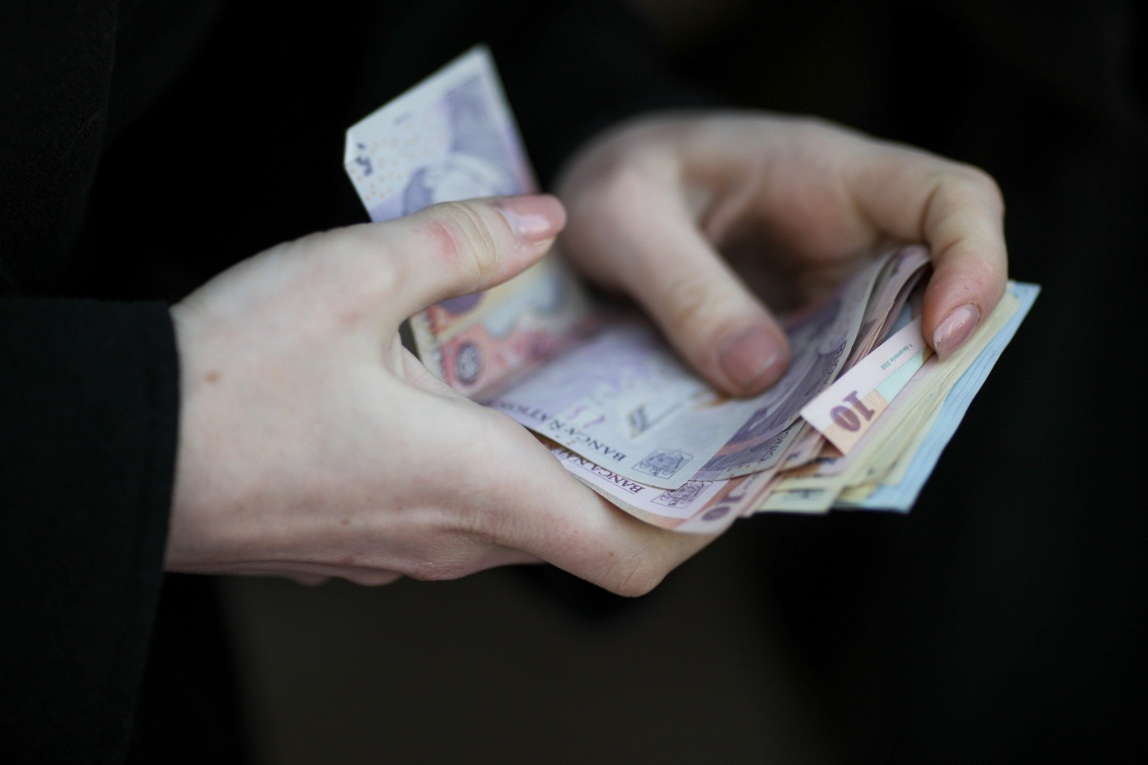 Decuplarea salariilor bugetarilor de salariul minim: O schimbare majoră în legea salarizării București – Ministrul Muncii, Florin Manole, a anunțat progrese semnificative în discuțiile guvernamentale privind noua lege a salarizării, un jalon crucial pentru Planul Național de Redresare și Reziliență (PNRR)