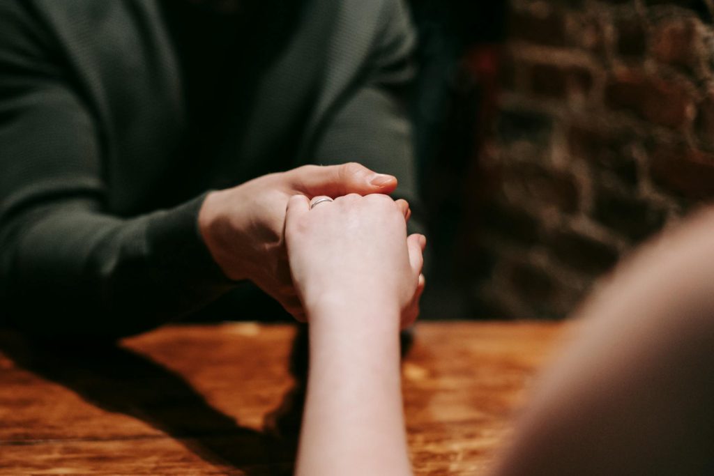 Sărutul mâinii, catalogat drept agresiune sexuală de Curtea Supremă a Spaniei Curtea Supremă din Spania a stabilit că un sărut al mâinii unei femei, realizat fără consimțământul acesteia, poate fi considerat agresiune sexuală