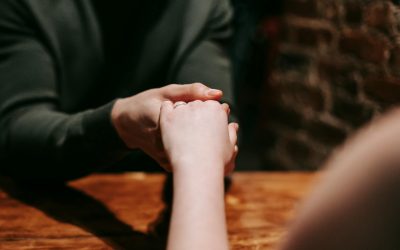 Sărutul mâinii, catalogat drept agresiune sexuală de Curtea Supremă a Spaniei Curtea Supremă din Spania a stabilit că un sărut al mâinii unei femei, realizat fără consimțământul acesteia, poate fi considerat agresiune sexuală