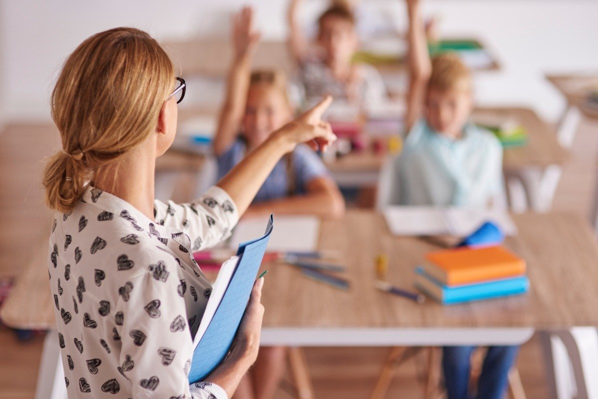 Noua generație de profesori: cum schimbă educatorii generației Z școala românească Odată cu începerea noului an școlar, prima generație de profesori născuți în era digitală ajunge la catedră