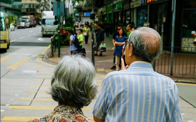 Numărul pensionarilor în scădere, pensia medie crește ușor Numărul pensionarilor din România a continuat să scadă în februarie 2026, ajungând la 4.688.092 de persoane, conform datelor oficiale