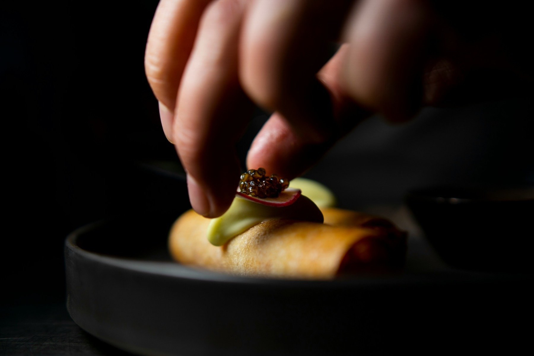 René Redzepi, chef-ul de la „noma”, pleacă după acuzații de comportament abuziv René Redzepi, chef-ul danez cu o influență majoră în lumea gastronomiei, a demisionat joi de la restaurantul „noma”, pe care l-a co-fondat în 2003