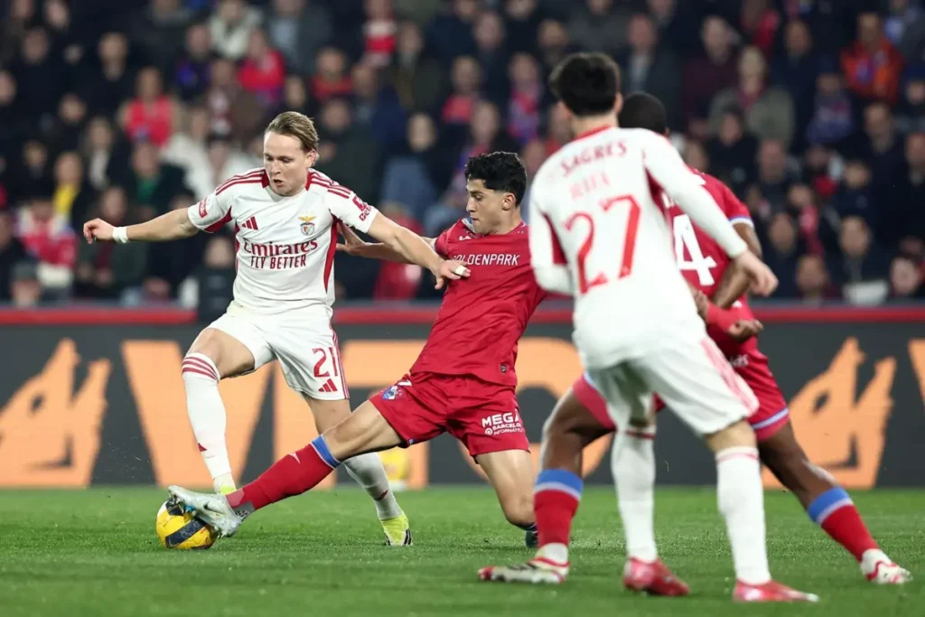 Agustín Prestianni, jucătorul Benficăi, a revenit în atenția publicului, fiind titularizat după ce a fost implicat într-o controversă legată de acuzații de insulte rasiste aduse de Vinícius Júnior