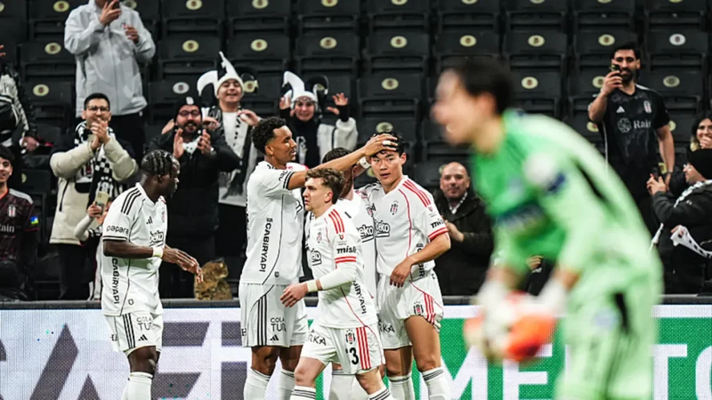 Beșiktaș învinge Kasımpașa și se pregătește pentru derby-ul cu Fenerbahçe Echipa de fotbal Beșiktaș a învins Kasımpașa cu scorul de 2-0 într-un meci disputat în Süper Lig, consolidându-și poziția în clasament și pregătindu-se pentru un duel de foc cu Fenerbahçe, după pauza dedicată meciurilor echipelor naționale